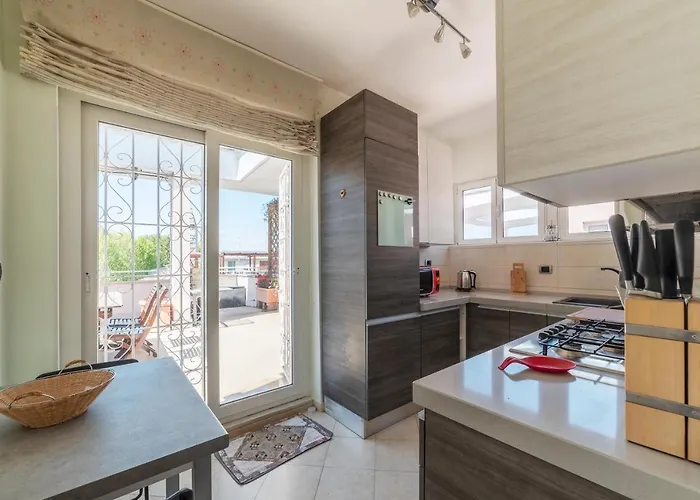 Guesthost - Sunny Terrace In Piazza Bologna Apartment *